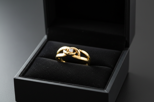 Anel Dourado Elegante NA CAIXA PRETA