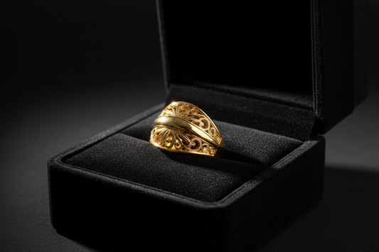 Anel Dourado Luxo NA CAIXA PRETA