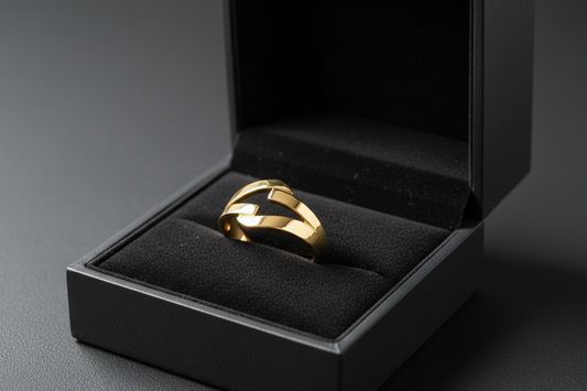 Anel Dourado Moderno NA CAIXA PRETA